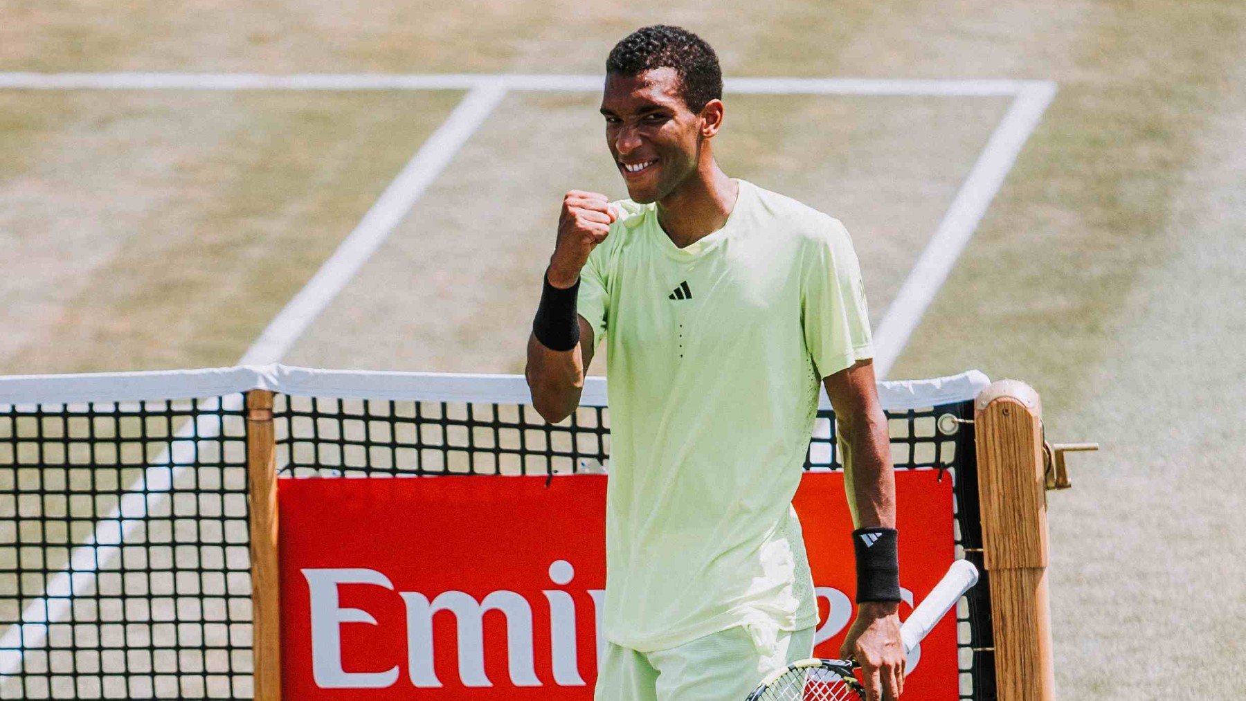 Felix Auger-Aliassime celebra la victoria.