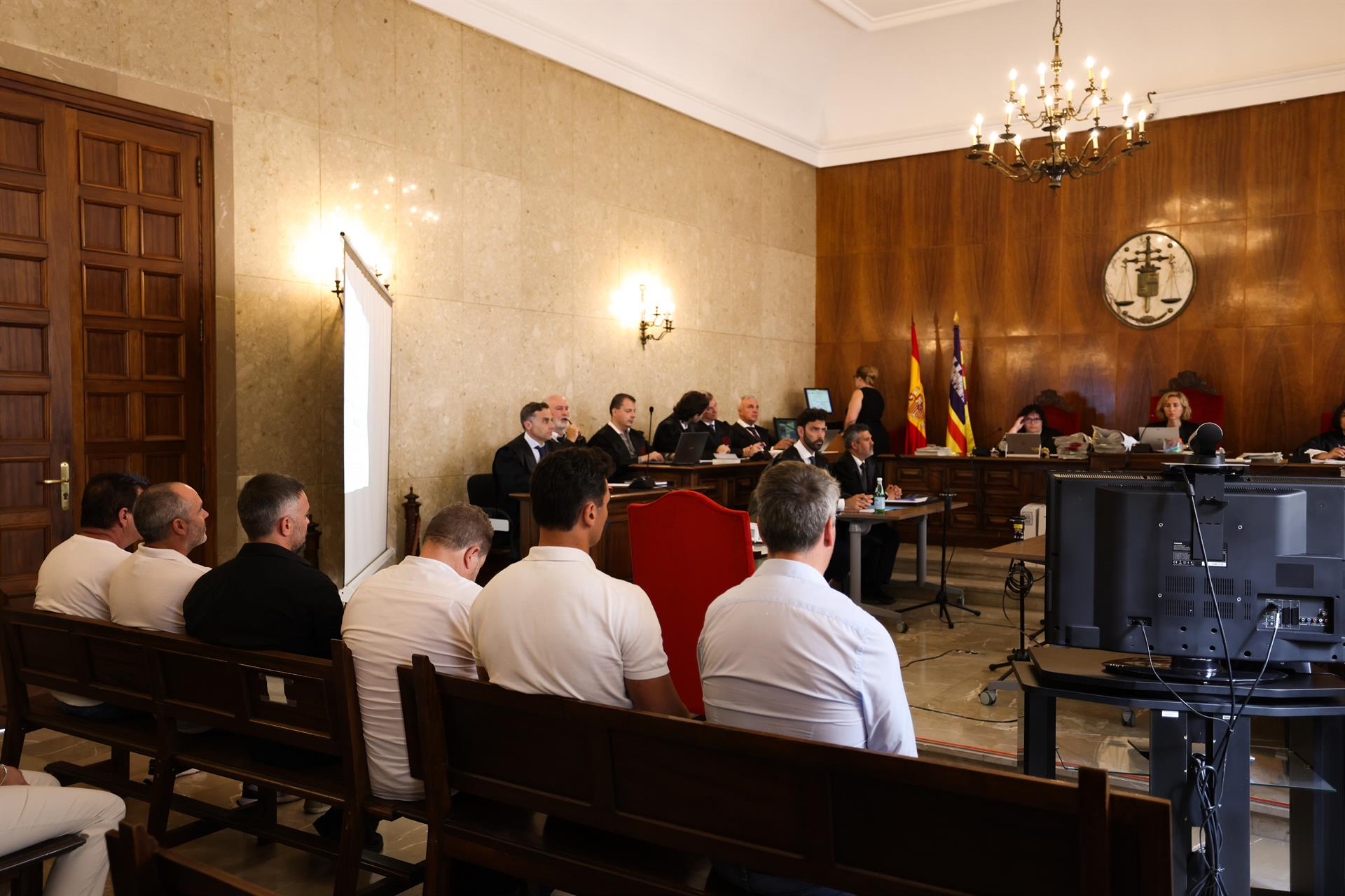 Los acusados en el juicio por la macroestafa inmobiliaria de Lujo Casa. TOMÁS MOYÀ-EUROPA PRESS