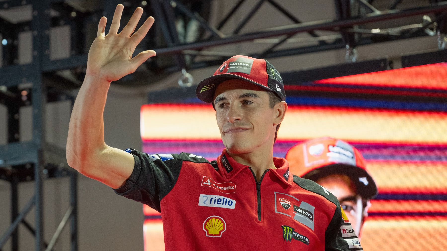 Marc Márquez saluda a los aficionados antes del GP de Japón de MotoGP. (Getty)