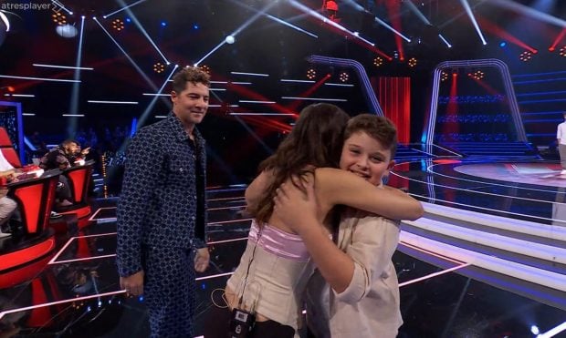 Miguel, concursante de La Voz Kids, junto a David Bisbal y Dana Paola (Atresmedia).