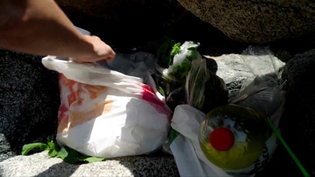 Las cámaras de Equipo de investigación encuentran el lugar en el que los vendedores ilegales de mojitos guardan sus ingredientes (Atresmedia).