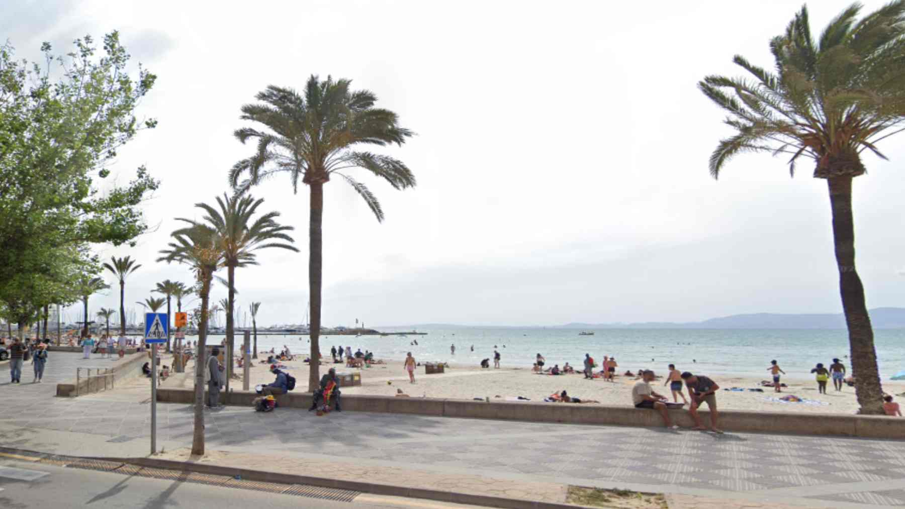 Imagen de la Playa de Palma en s’Arenal de Llucmajor sin sombrillas ni hamacas.