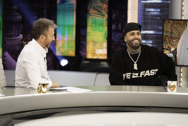 Pablo Motos y Nicky Jam en el plató de 'El Hormiguero' (Atresmedia).