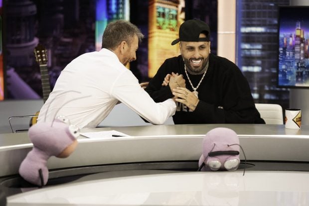 Pablo Motos y Nicky Jam en el plató de 'El Hormiguero' (Atresmedia).