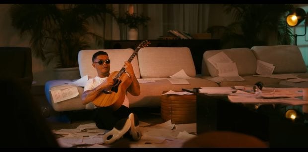 Alejandro Sanz en el videoclip de El vino de tu boca (YouTube).