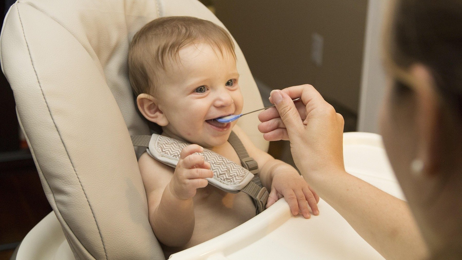 Bebé comiendo.