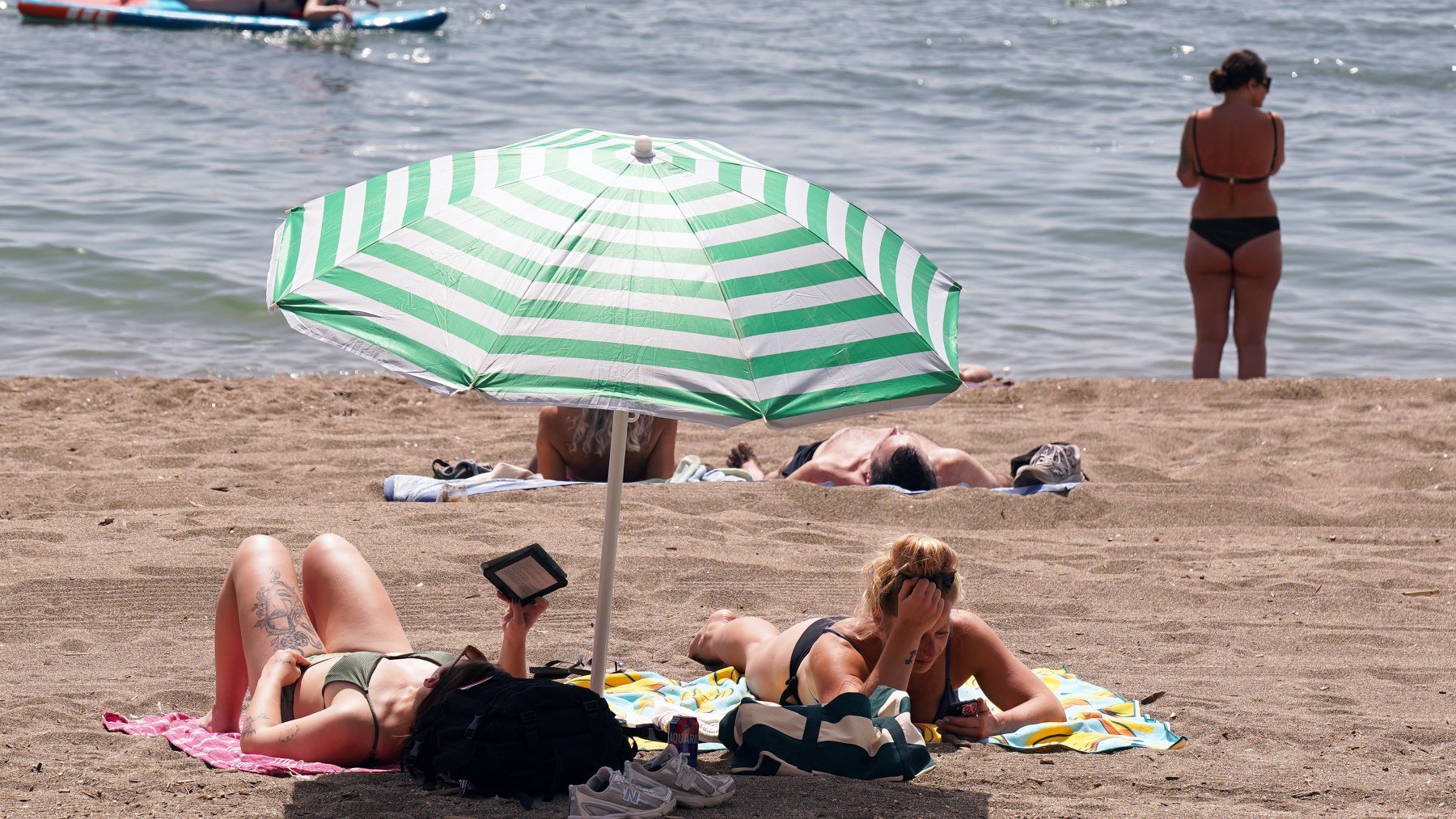 Bañistas en una playa de Málaga. (Europa Press)