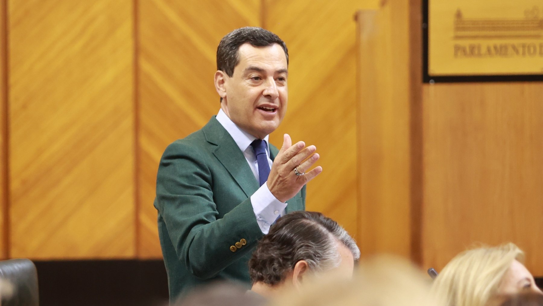 El presidente de la Junta de Andalucía, Juanma Moreno, en el Parlamento andaluz. (Europa Press)