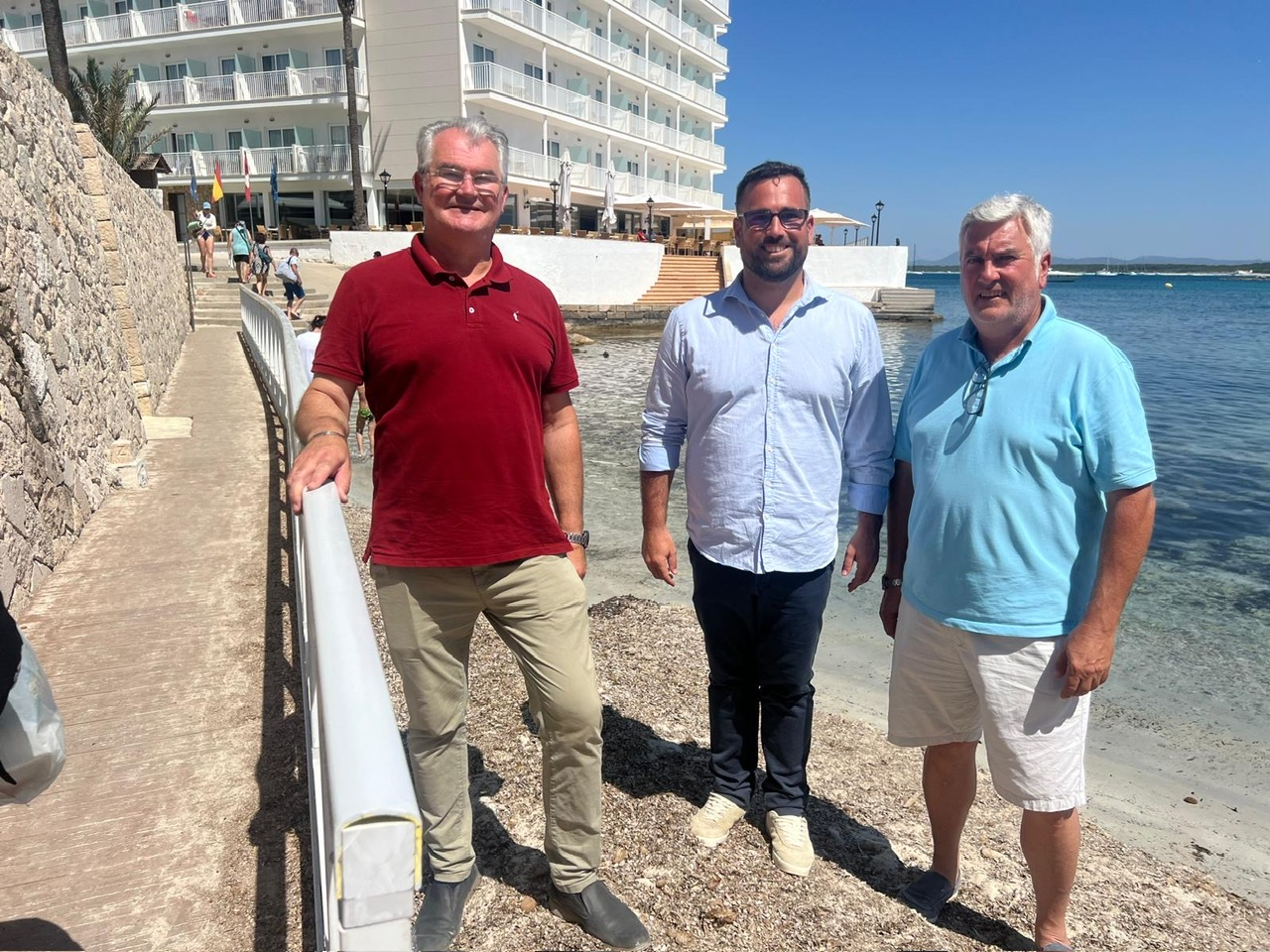El Ayuntamiento de Ses Salines completa la nueva rampa de acceso a la playa del Marqués.