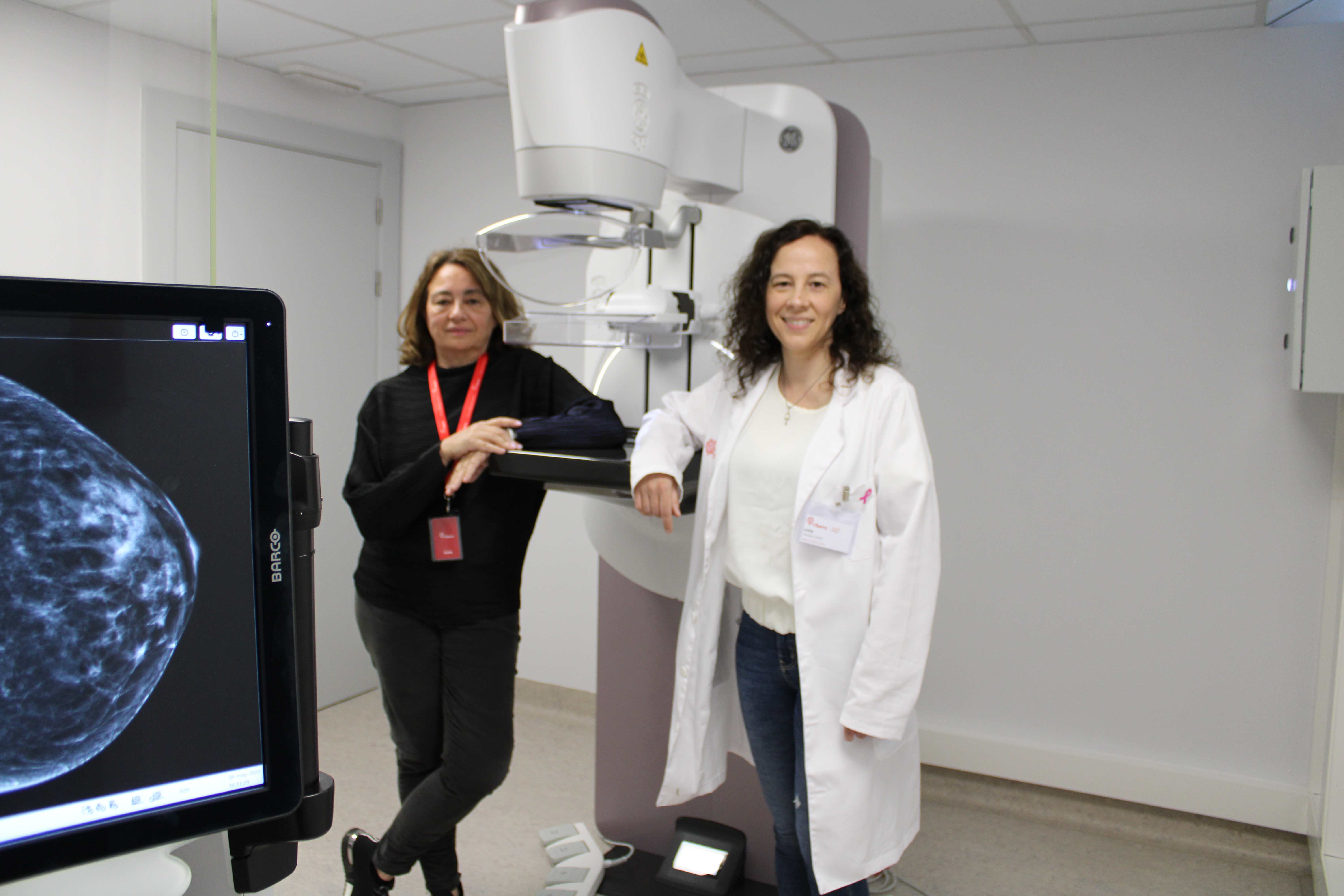 Las doctoras Julia Camps y Lucía Graña con el mamógrafo del hospital Ribera Polusa