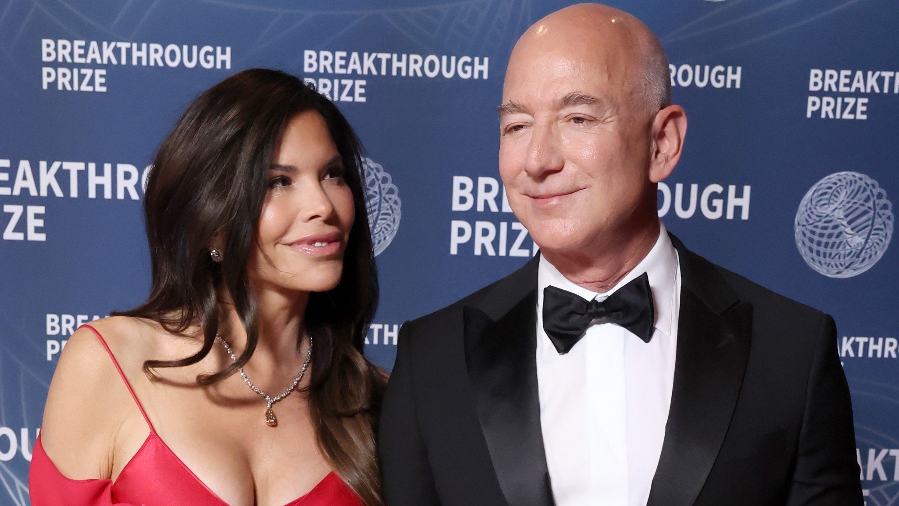 Lauren Sánchez y Jeff Bezos en Santo Mónica en California en abril de 2025. (Foto: Getty Images)