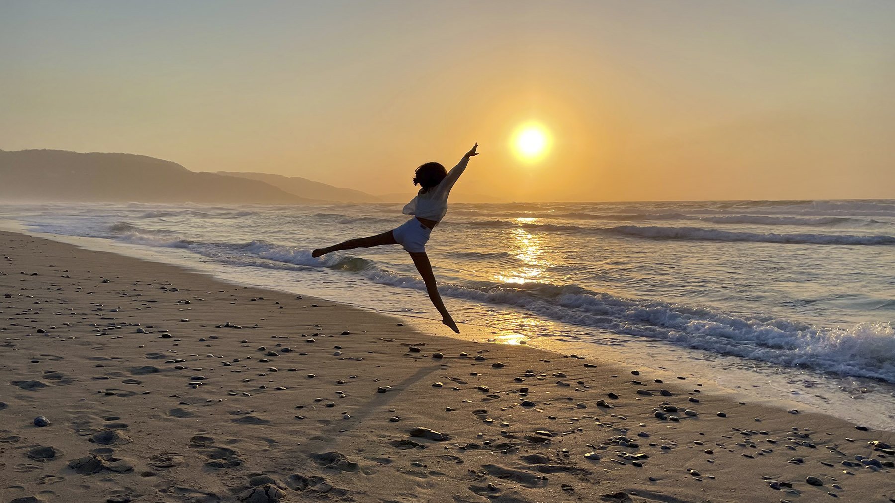 Mujer jugando en la playa de Razo. Foto: Lucio Mora en Flickr.