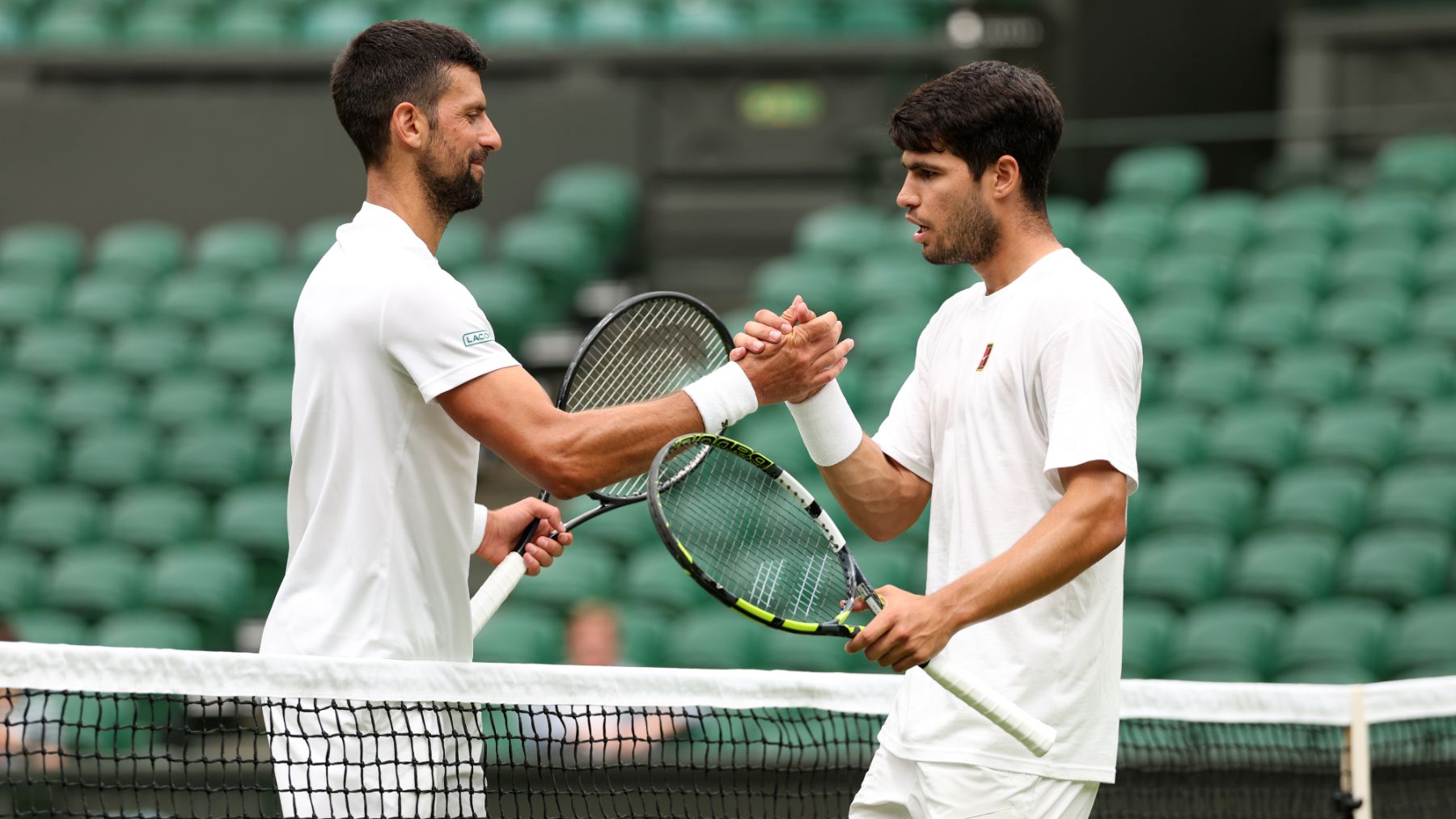 Alcaraz y Djokovic se saludan en Wimbledon. (Getty)