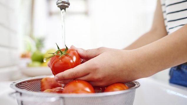 Lavar los tomates