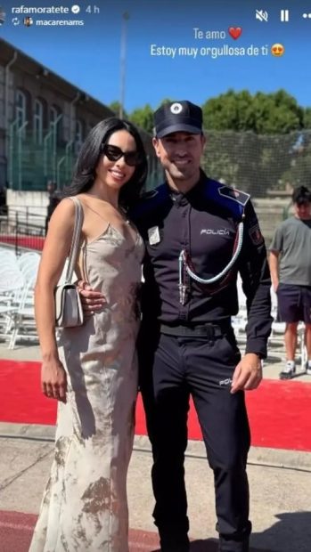 Rafa Mora posa junto a su novia Macarena en el día de su graduación como policía local de Pozuelo de Alarcón (Instagram).
