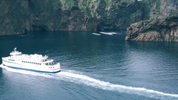 Cala con barcos