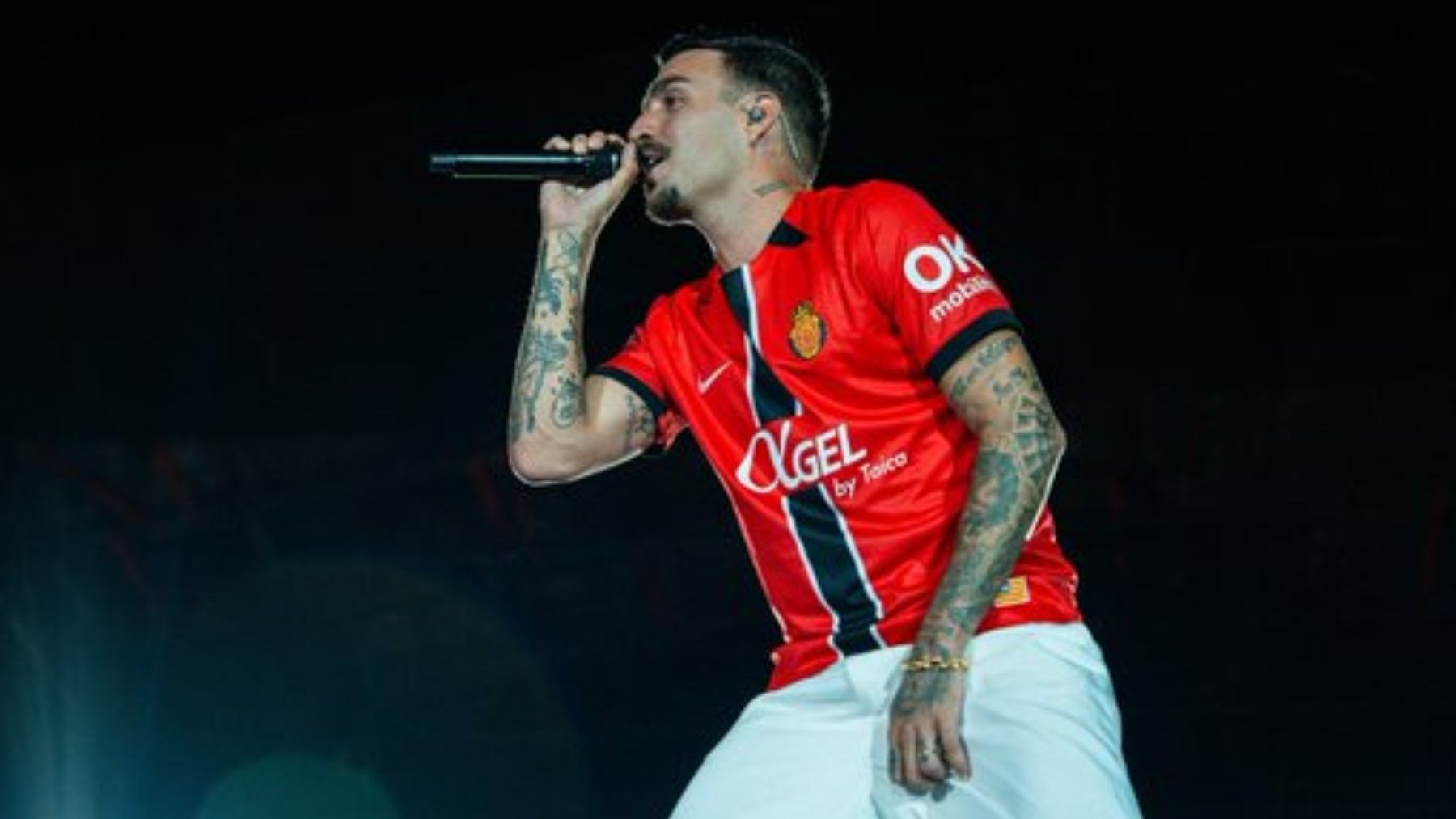 Rels B, mostrando la nueva camiseta.