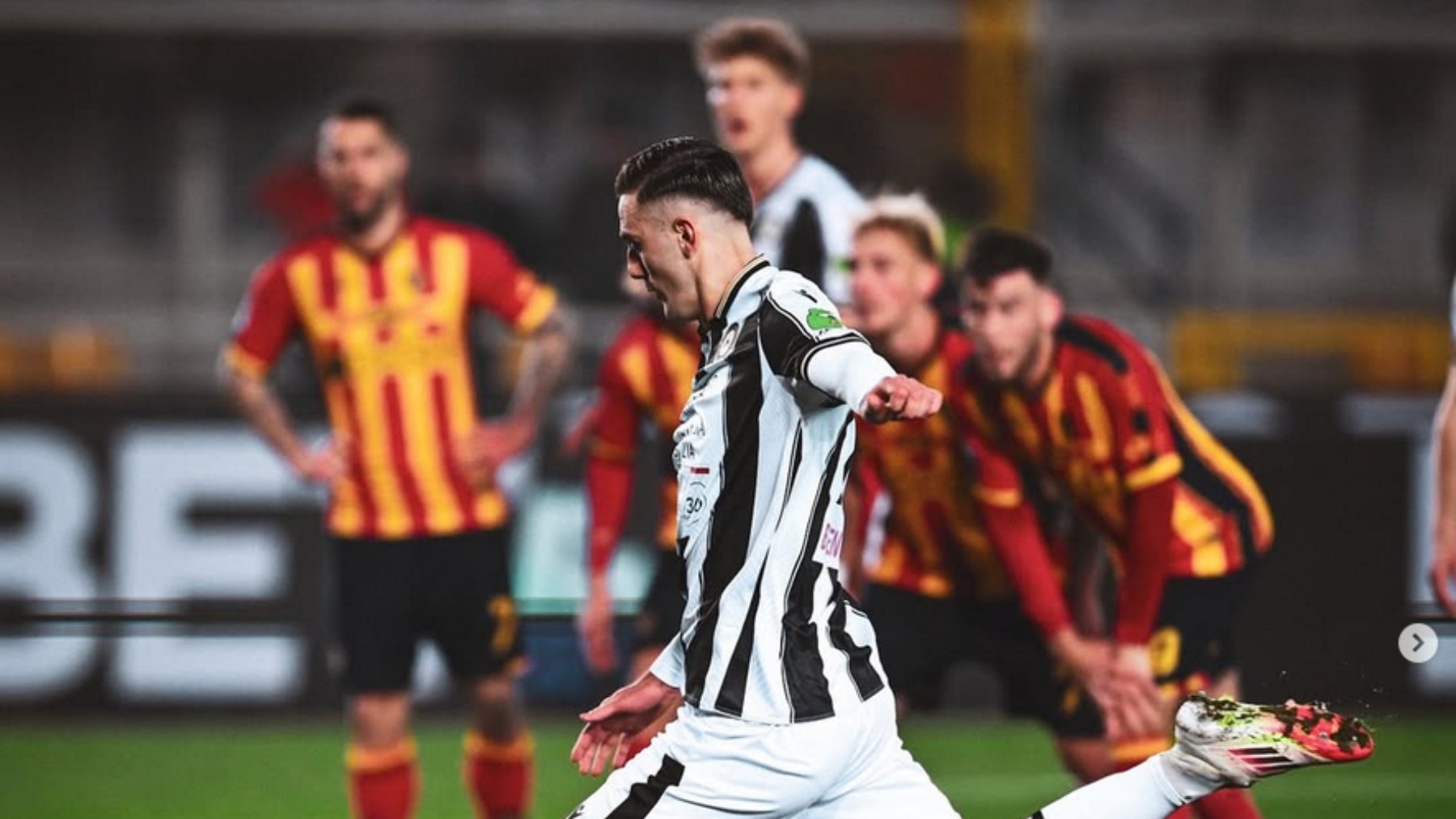 Lorenzo Lucca lanza un penalti.