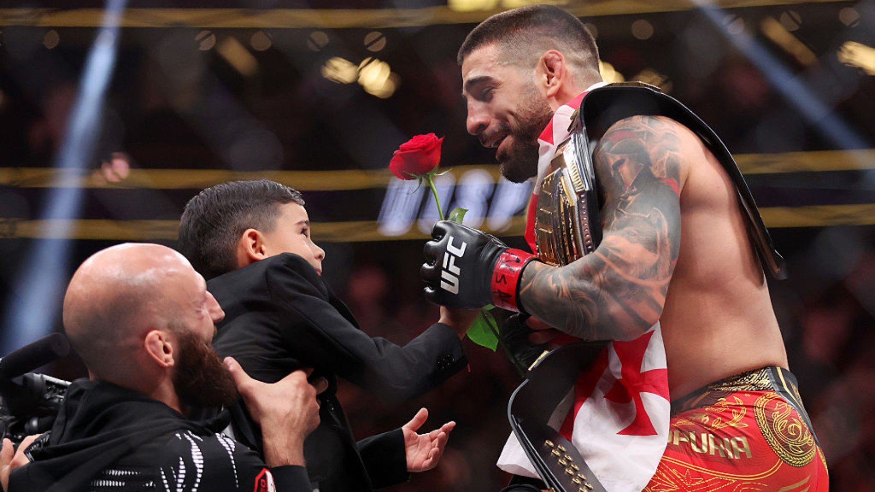 Ilia Topuria se coronó campeón de peso ligero de la UFC tras noquear a Charles Oliveira. (Getty)