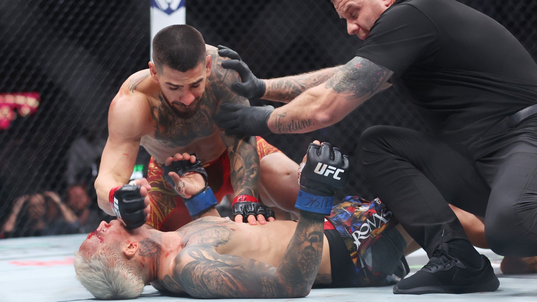 Topuria golpea a Charles Oliveira durante la pelea. (Getty)