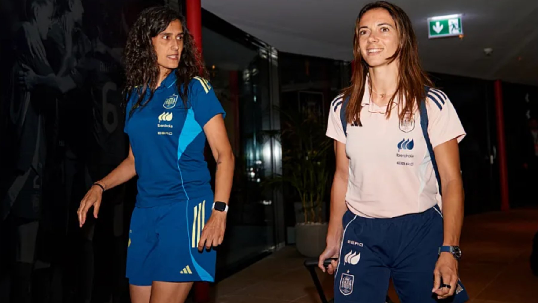Aitana Bonmatí junto a Montse Tomé. (RFEF)