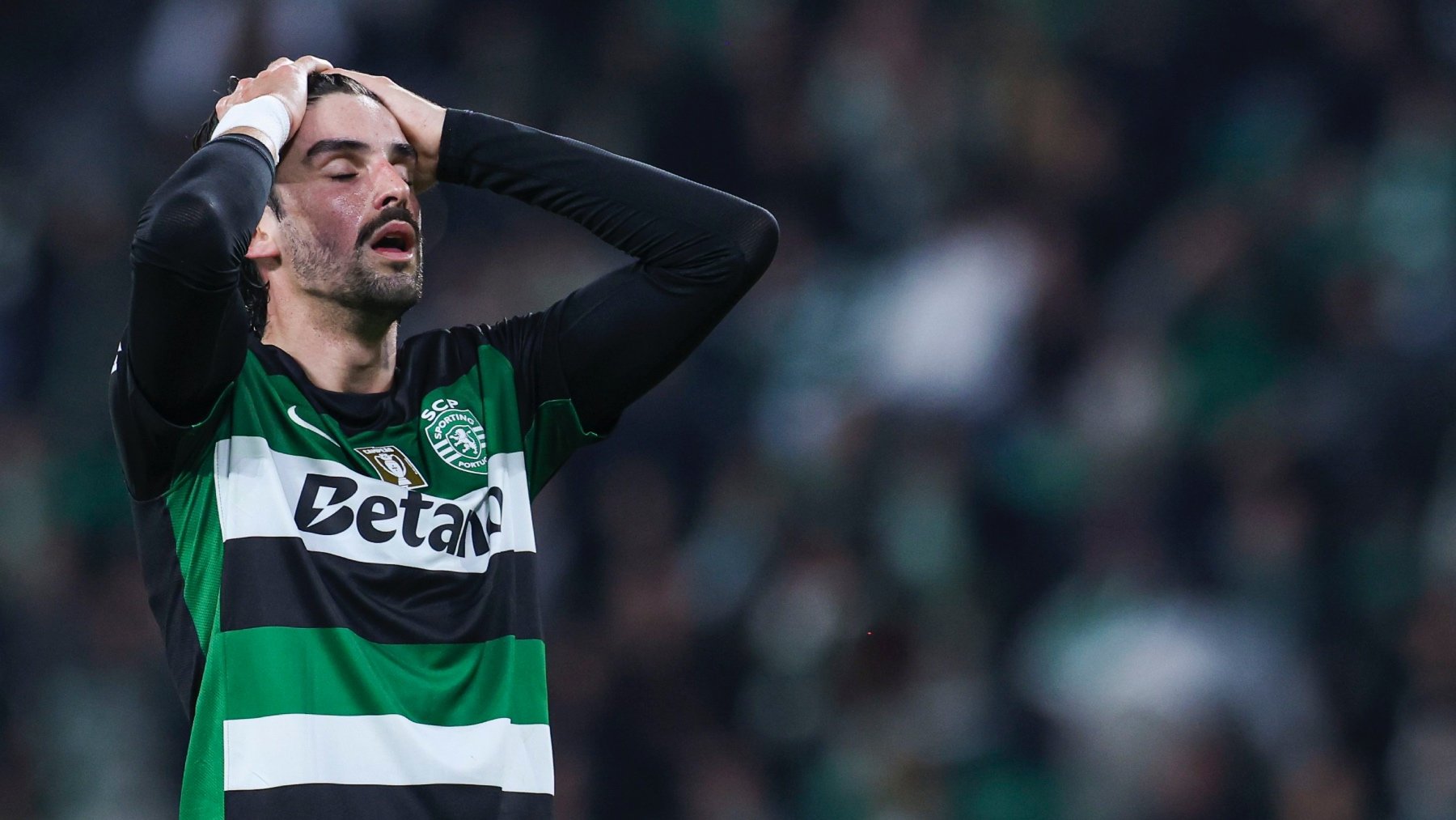 Francisco Trincao se lamenta con el Sporting. (EFE)