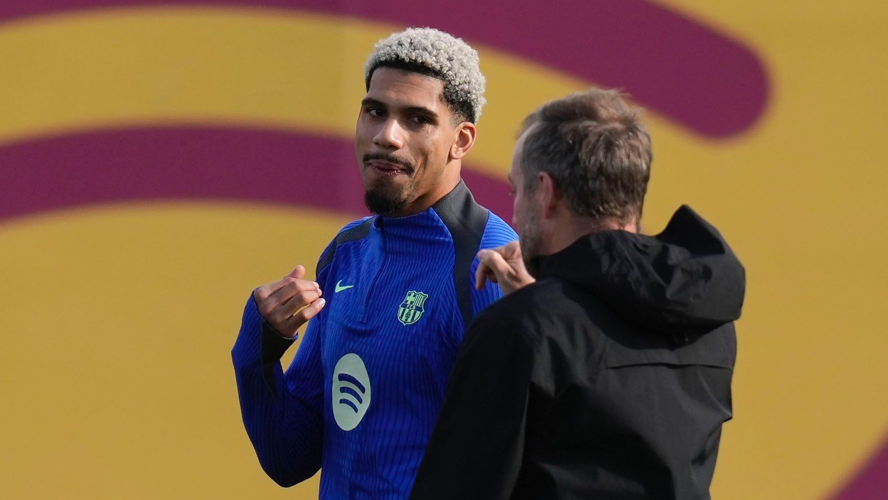 Ronald Araujo conversa con Hansi Flick. (EFE)