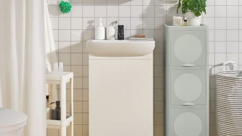 Baño de Ikea con el armario IVÖSJÖN.