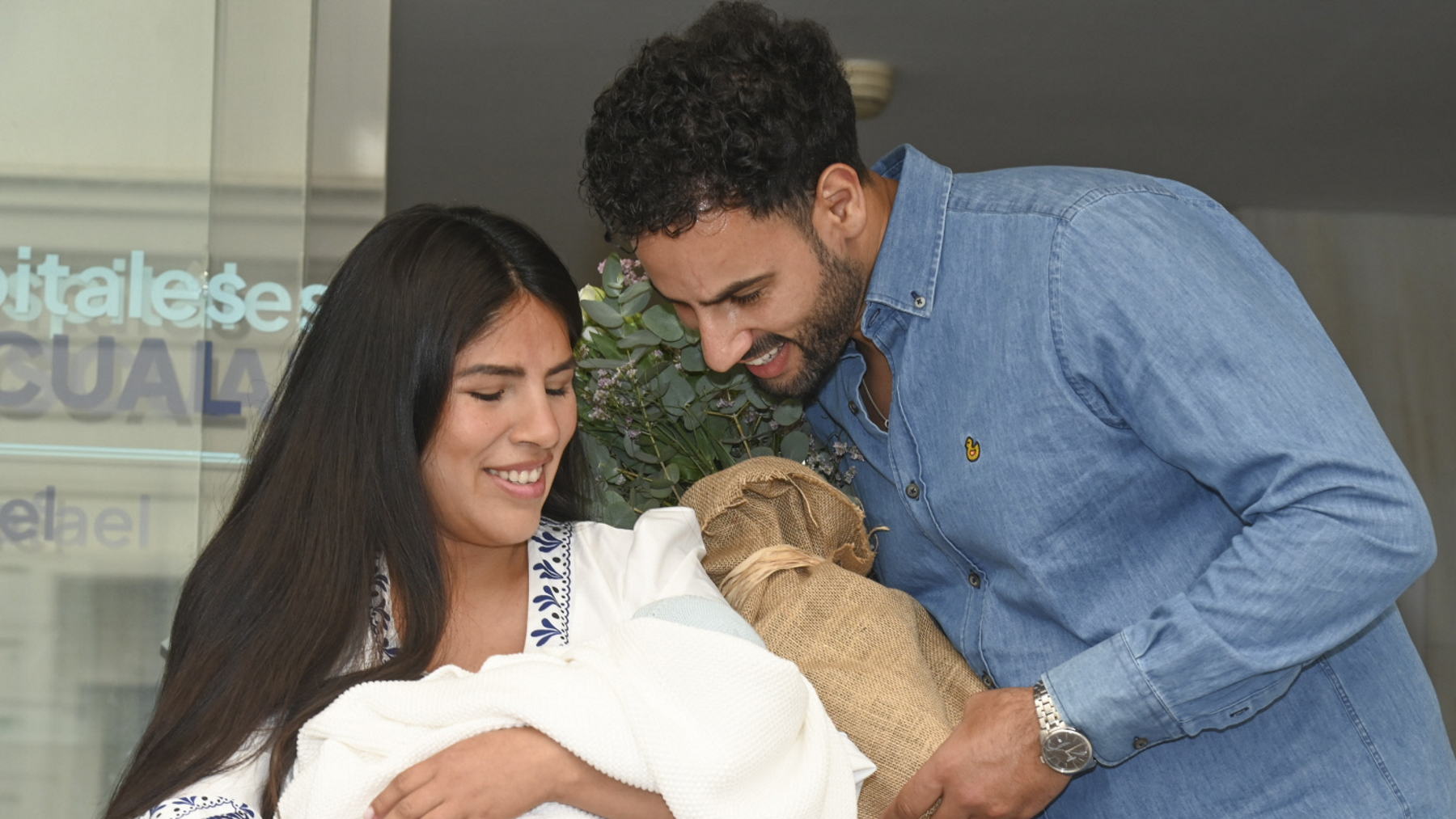 Isa Pantoja con Asraf Beno y su hijo. (Foto: Gtres)