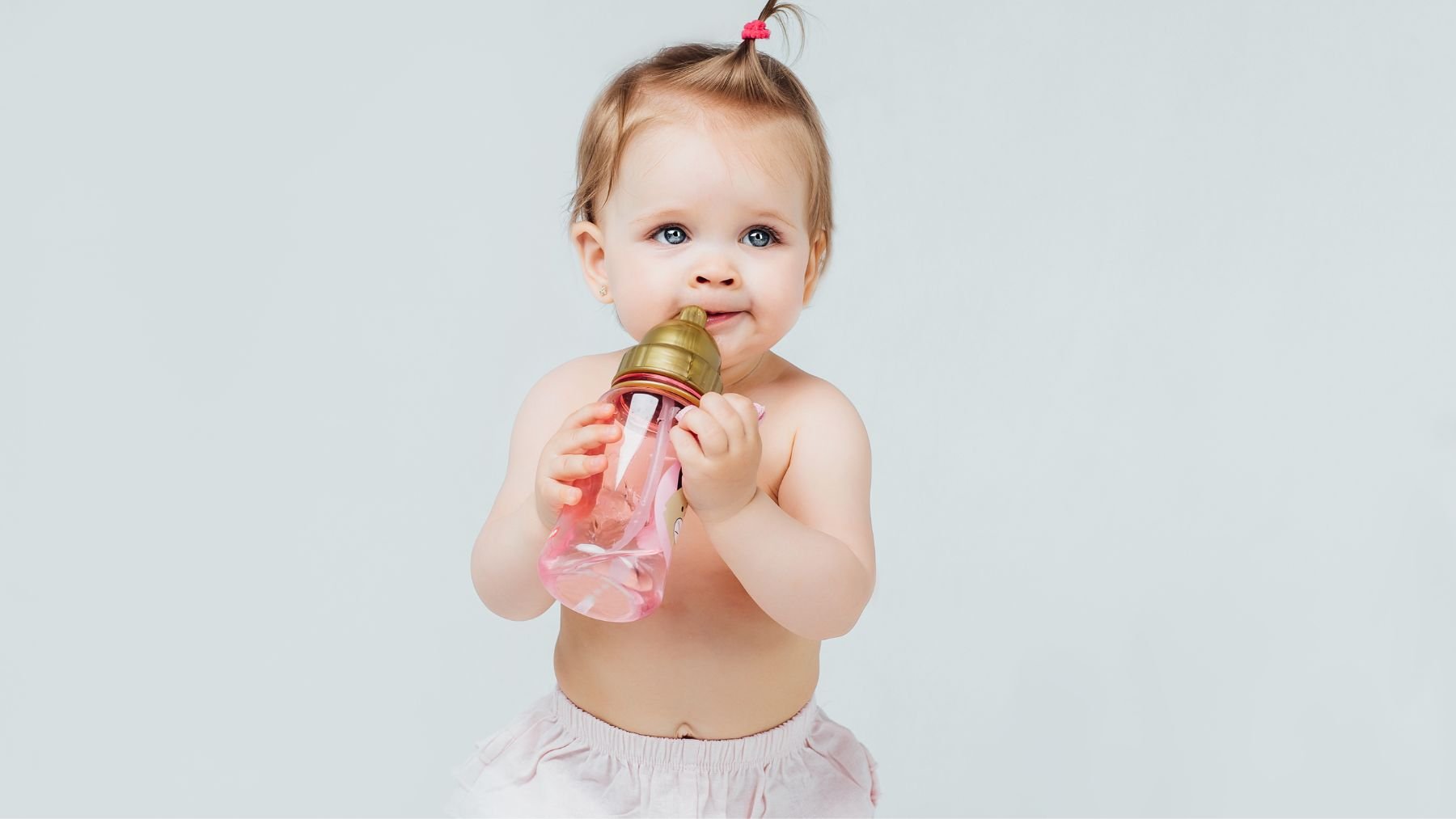 Una niña con su biberón. Foto: Freepik