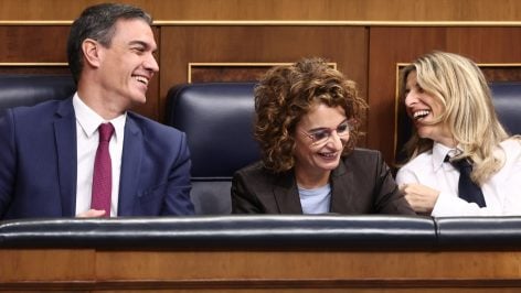 El presidente del Gobierno, Pedro Sánchez, junto a Montero y Díaz.