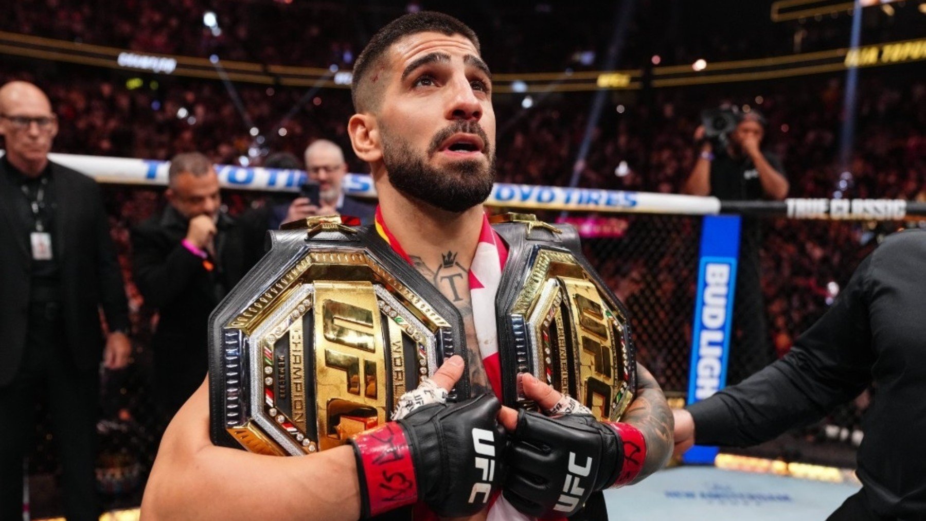 Topuria sostiene sus dos cinturones de campeón de la UFC. (EP)