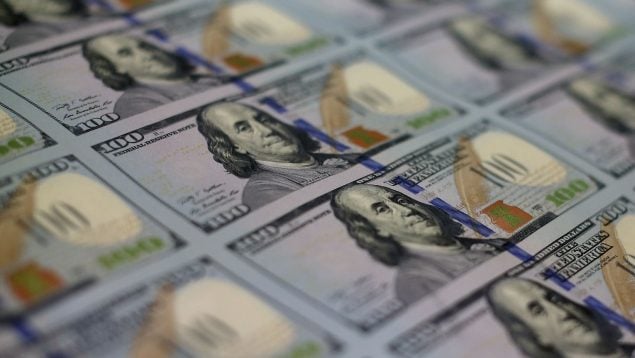 Nuevos billetes de cien dólares con la cara de Benjamín Franklin. (Getty)