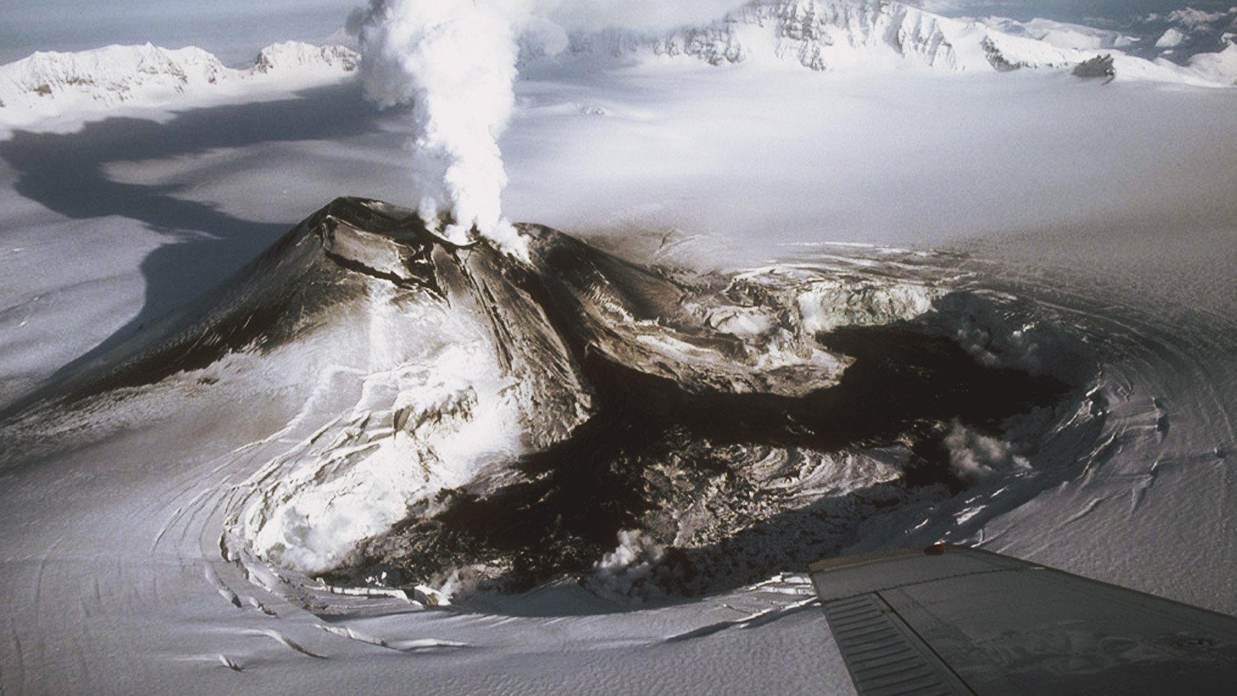 Volcán Veniaminof en 1983. Foto: U.S. Geological Survey en Wikimedia Commons.