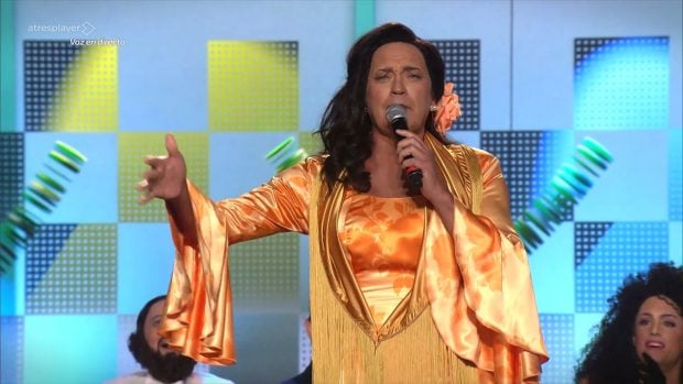 Bertín Osborne en su imitación de María del Monte en 'Tu cara me suena' (Atresmedia).