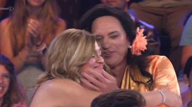 Bertín Osborne celebra con Esperansa Grasia su pase a la final de Tu cara me suena (Atresmedia).