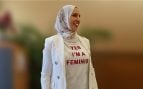 Fatima Hamed, con el velo y una camiseta feminista.