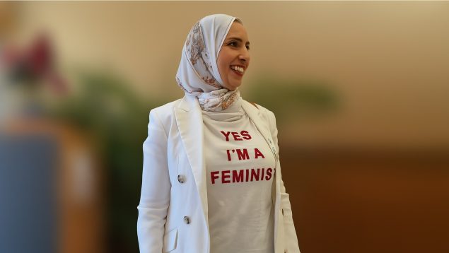 Fatima Hamed, con el velo y una camiseta feminista.