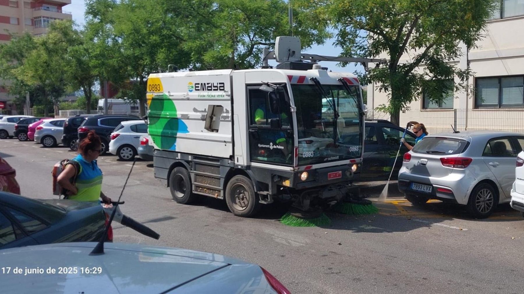 Un camión de Emaya limpiando una calle de Palma.