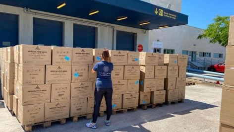 El IB-Salut muestra el cargamento de mascarillas recibidas.