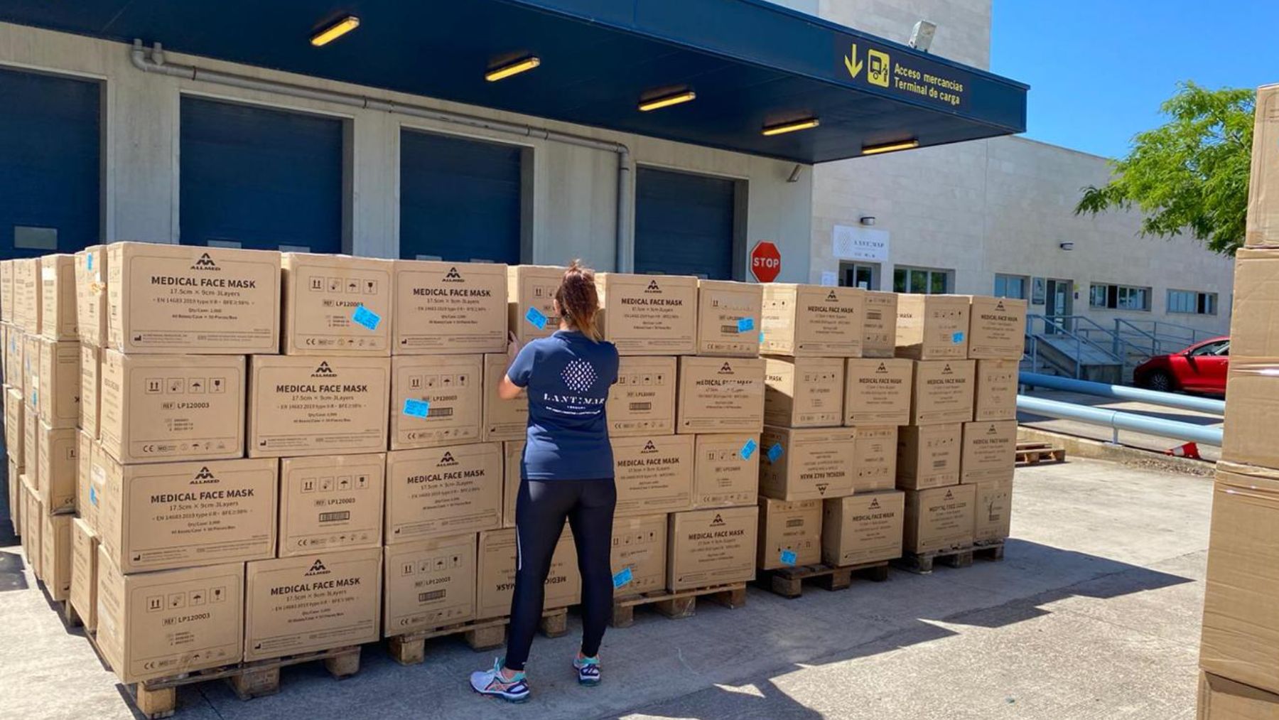 El IB-Salut muestra el cargamento de mascarillas recibidas.