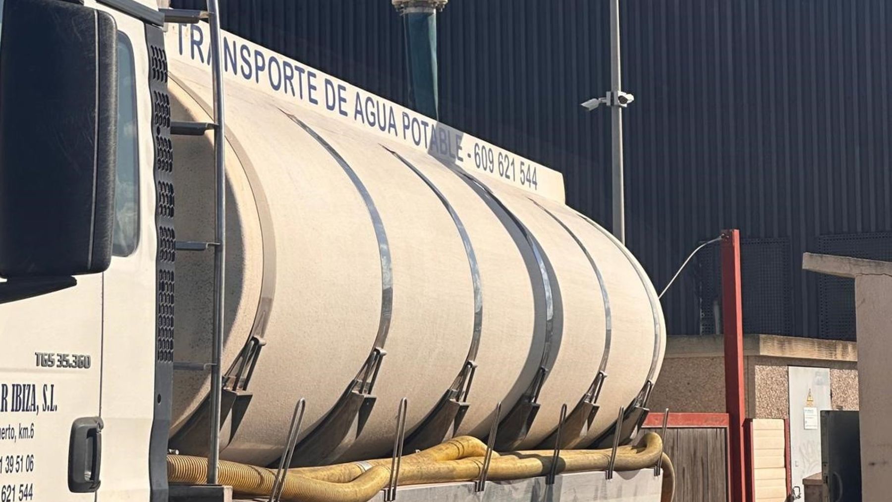 Cuba de suministro de agua potable.