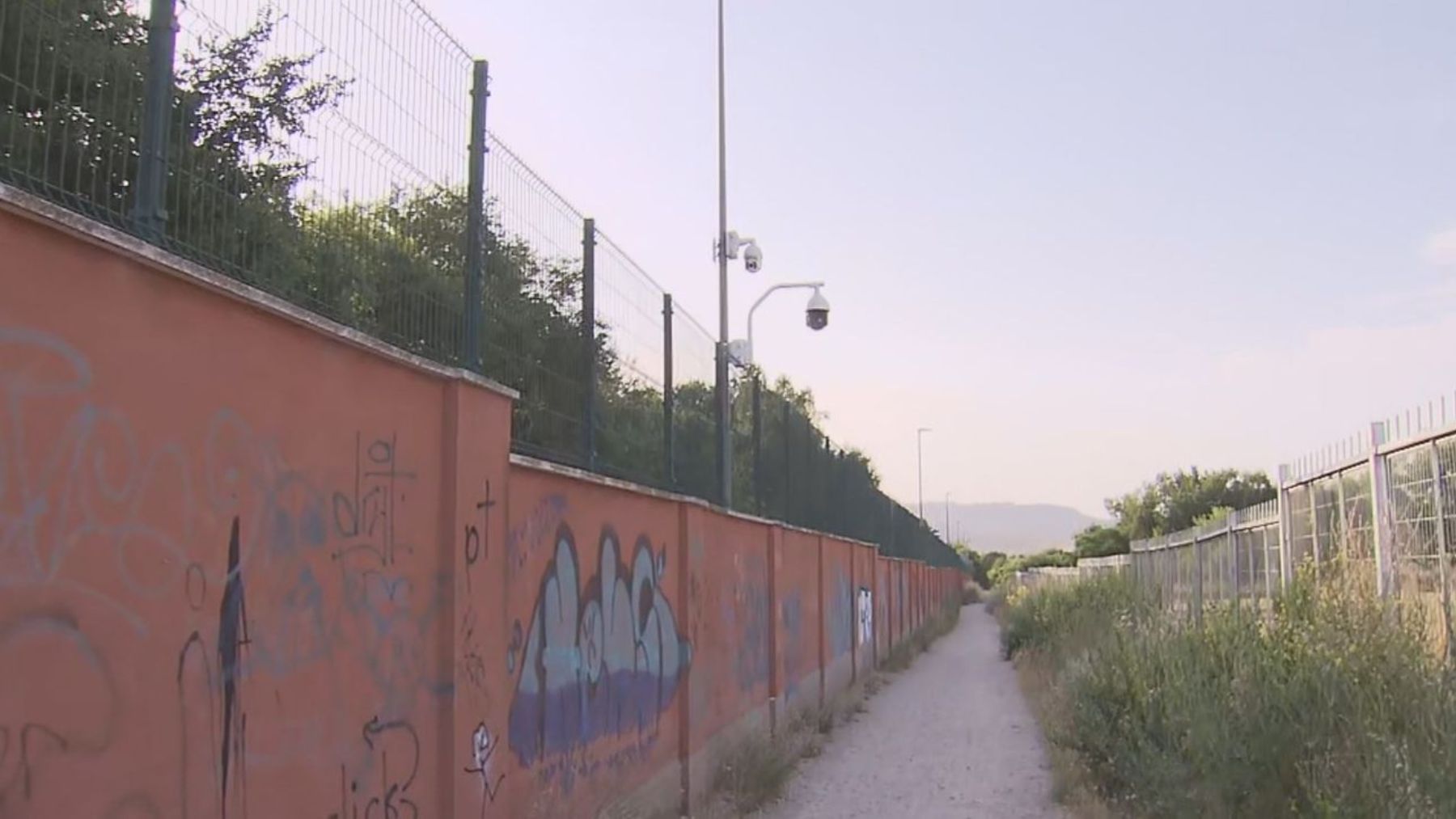 El lugar donde tuvo lugar la violación junto a la valla del centro de extranjeros de Alcalá de Henares (Madrid).