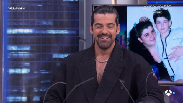 Miguel Ángel Muñoz junto a una foto de su madre, la vidente Cristina Blanco, en 'El Hormiguero' (Atresmedia).