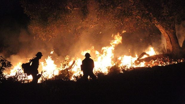 Bomberos apagando un incendio.