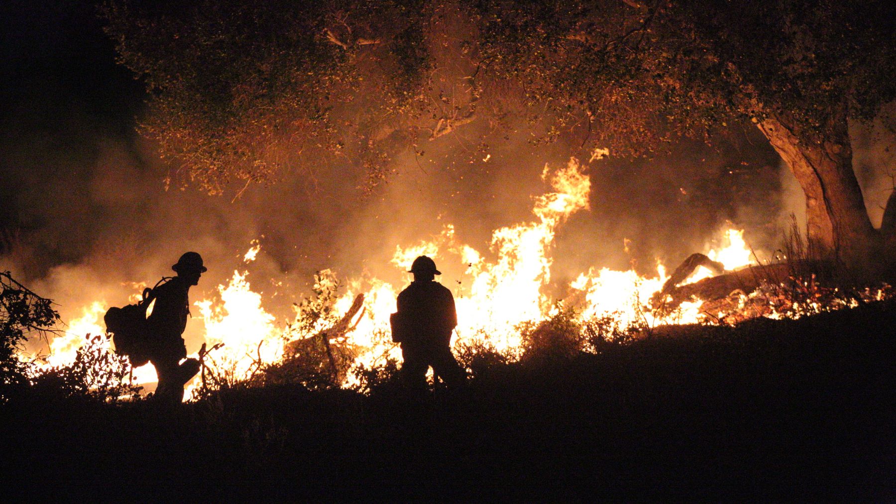 Bomberos apagando un incendio.
