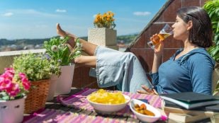 Tomar el sol en la terraza