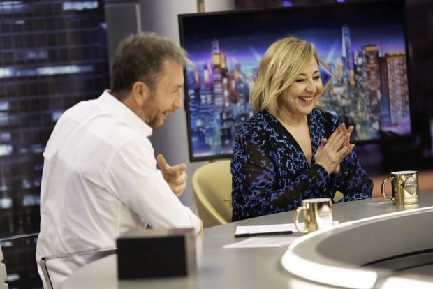 Pablo Motos junto a Carmen Machi en 'El Hormiguero' (Atresmedia).