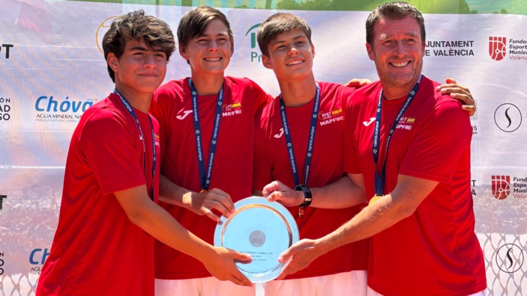 Jaime Alcaraz, segundo por la derecha, posa con sus compañeros de la Selección sub-14.