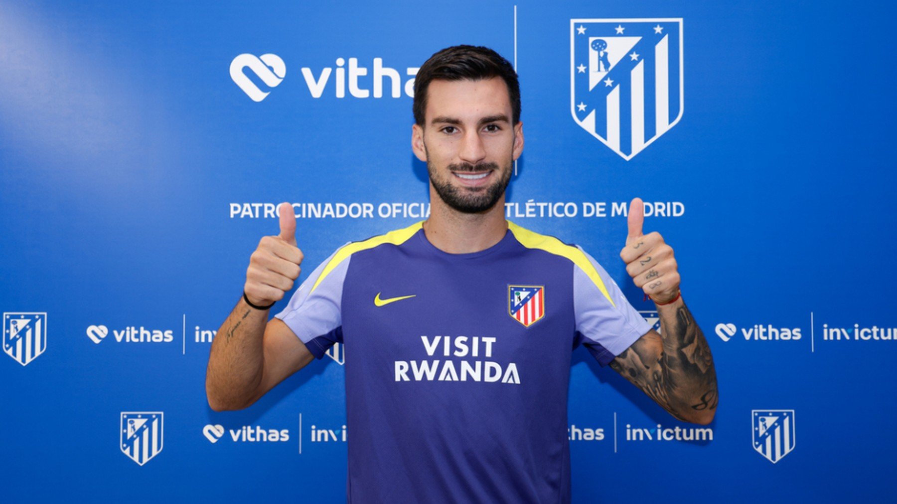 Baena posa con la camiseta del Atlético tras pasar el reconocimiento médico. (Atlético de Madrid)